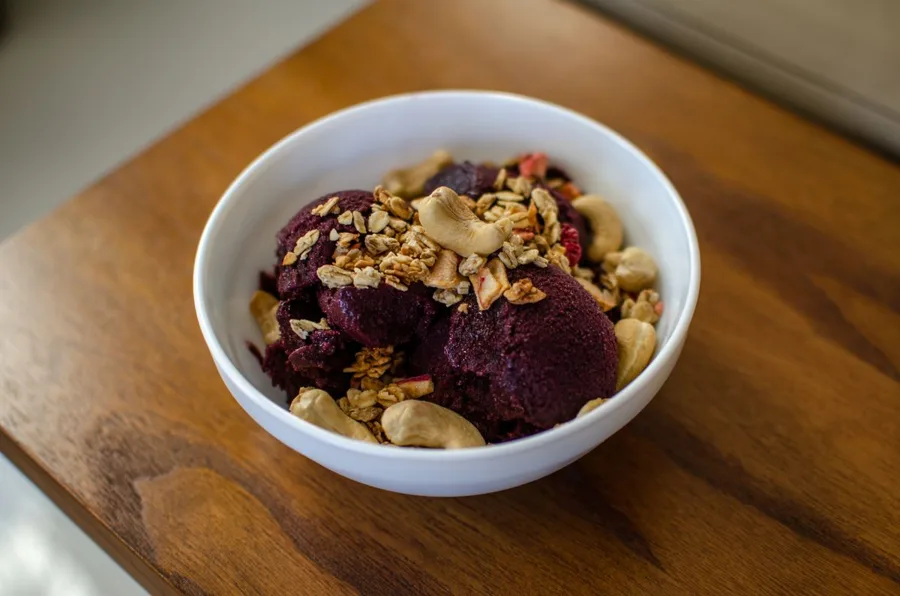 Tigela de açaí com castanhas e granola