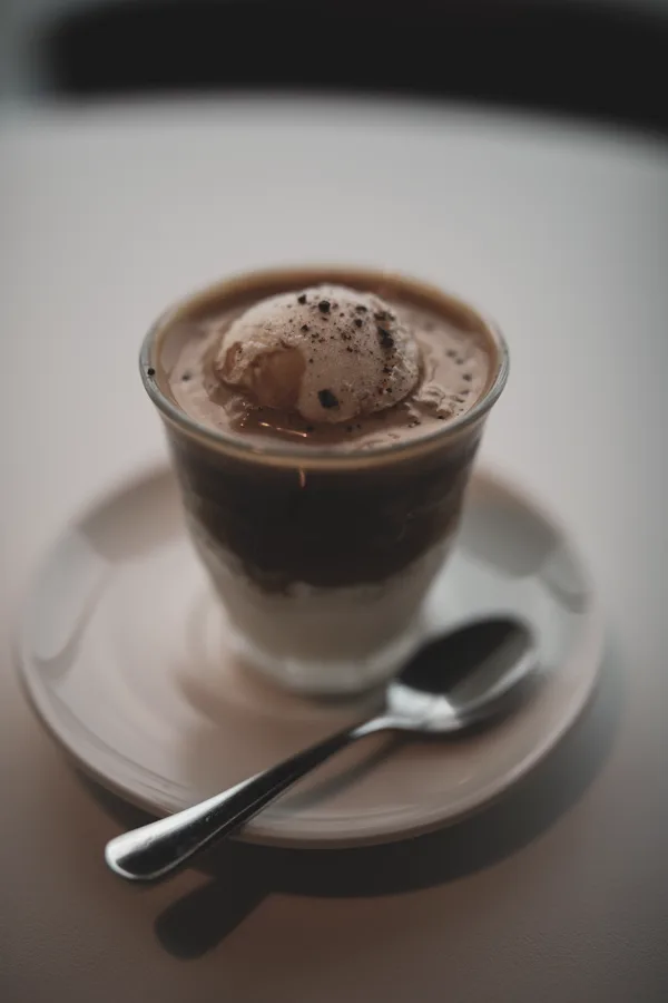 Taça de sorvete com café e chocolate