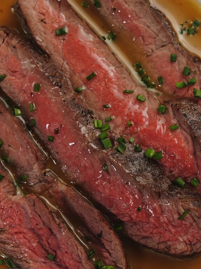 Fatias de carne grelhada com cebolinha