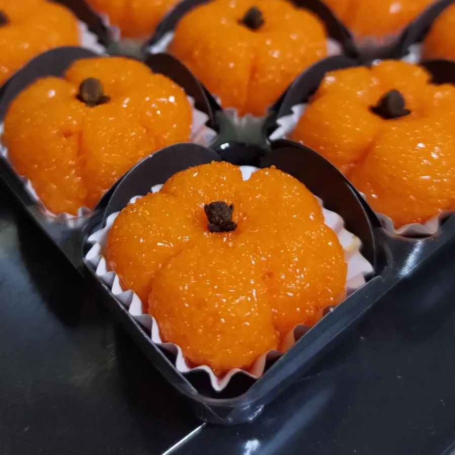 Doces em formato de mini abóbora laranja