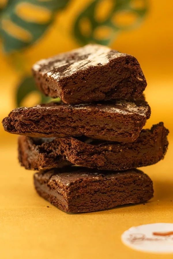 Pilha de brownies de chocolate