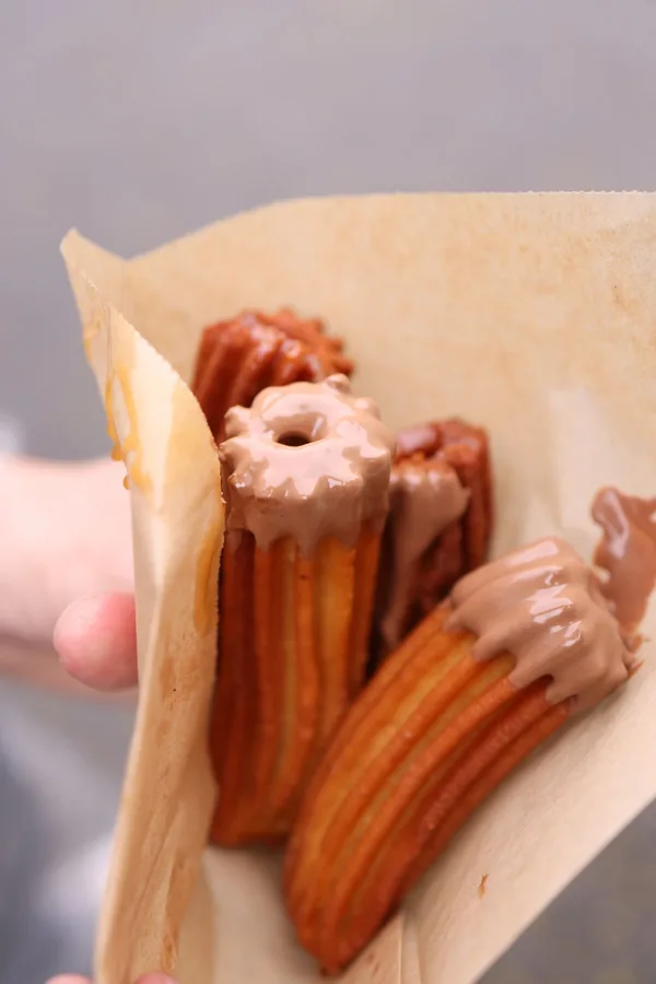 Churros com cobertura de chocolate