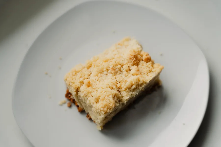 Fatia de cuca de banana com farofa de canela