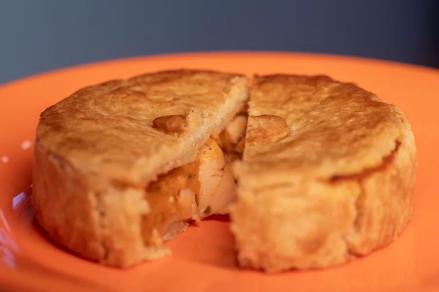 Fatia de empadão goiano com recheio de frango