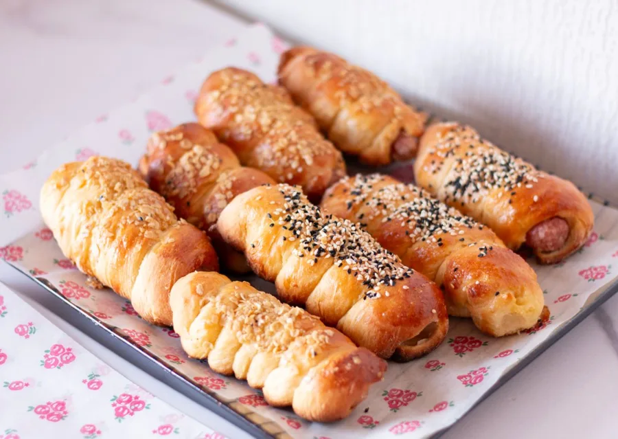 Enroladinhos de salsicha com gergelim