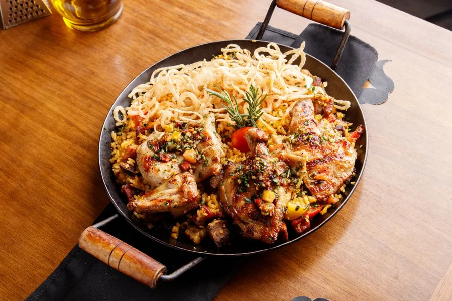Galinhada, frango com arroz na panela