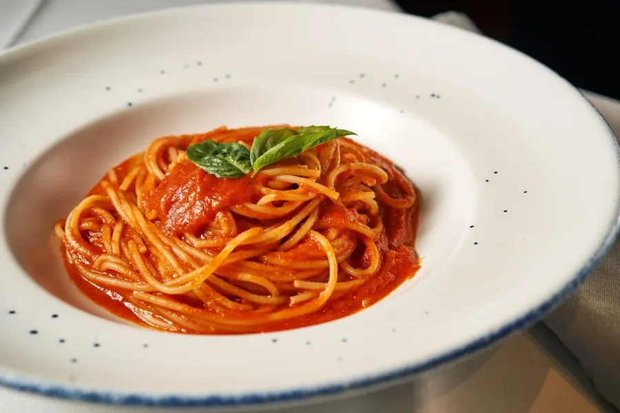 Macarrão com molho de tomate caseiro