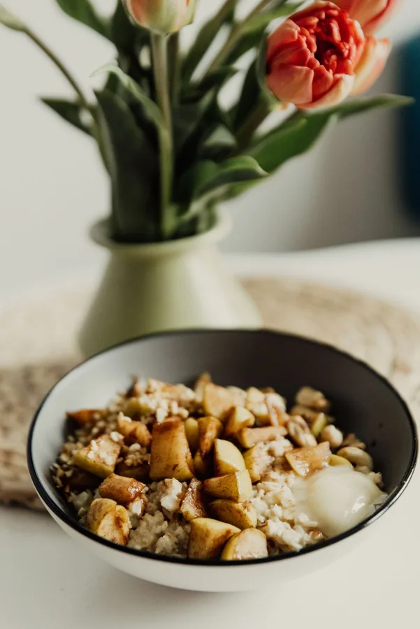 Tigela de aveia com maçã e iogurte