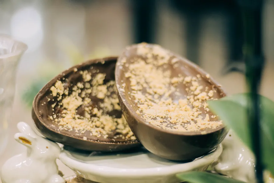 Ovo de páscoa caseiro cortado ao meio