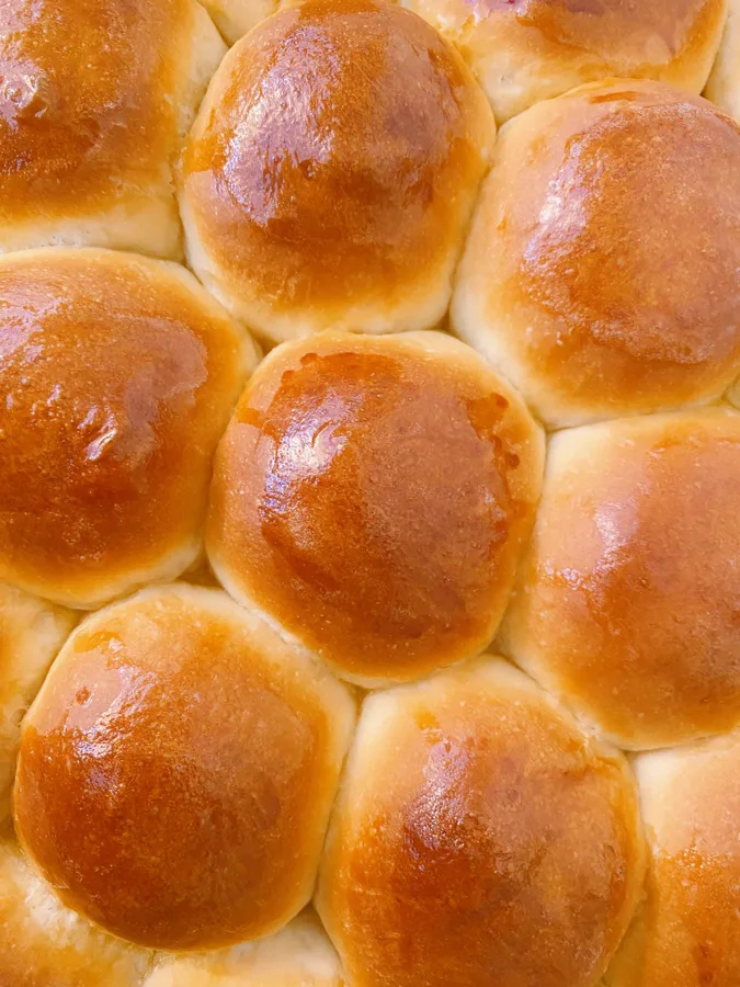 Pãezinhos doces dourados e brilhantes