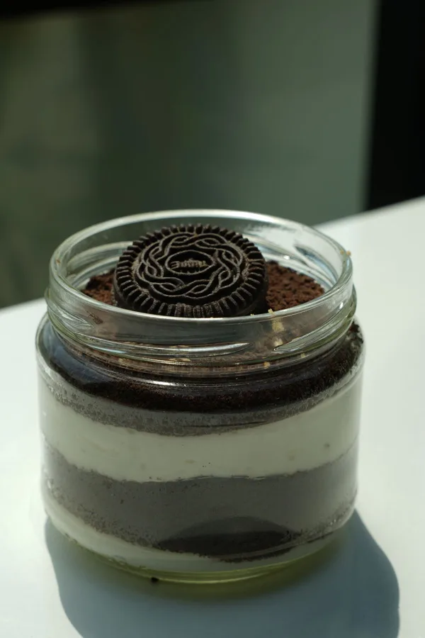 Pavê de Oreo em camadas no pote
