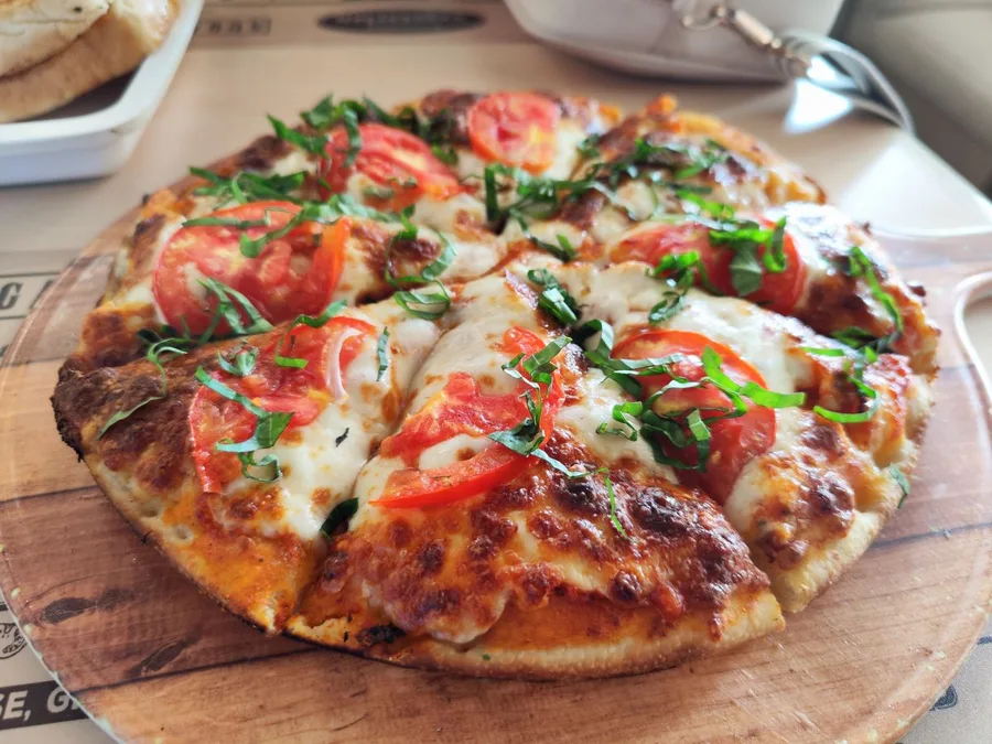 Pizza Margherita com tomate e manjericão