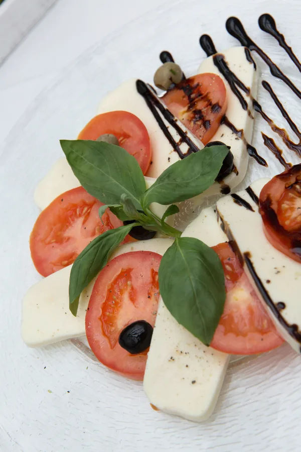 Salada caprese com tomate e mussarela