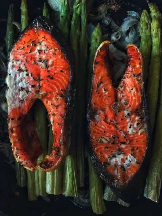 Salmão grelhado com aspargos
