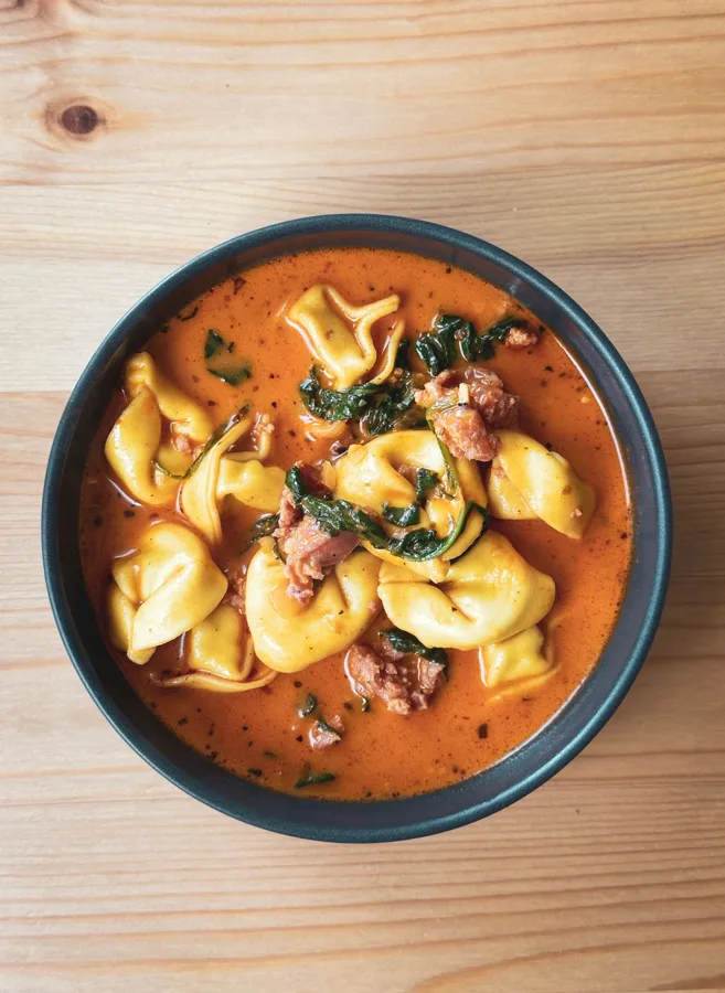 Sopa de capeletti em prato fundo