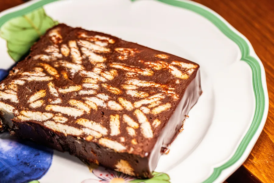 Torta holandesa com camadas de biscoito e chocolate