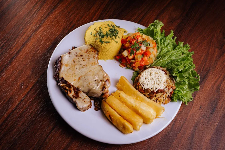 Prato de virado à paulista com bisteca, arroz e couve