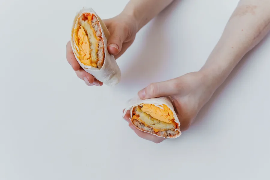 Wrap de ovo com queijo feta