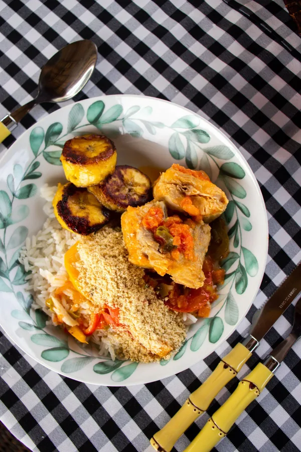Xinxim de galinha com arroz e banana-da-terra